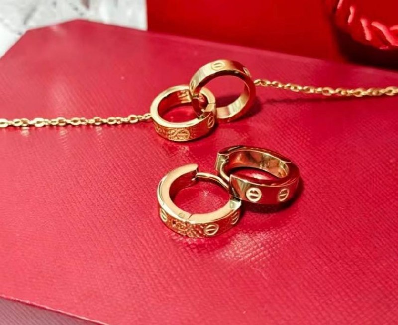 Pack Cxrtier de colgante y pendientes , también en plateado ✨