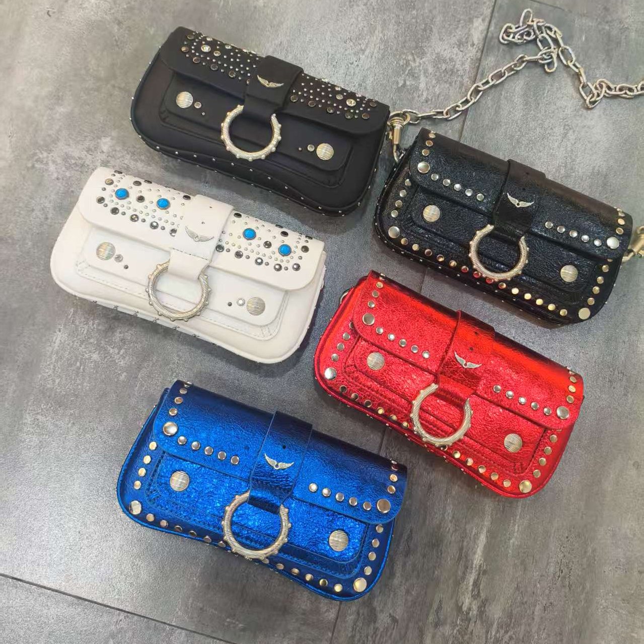 Bolso Ala Remaches Clásico ✨