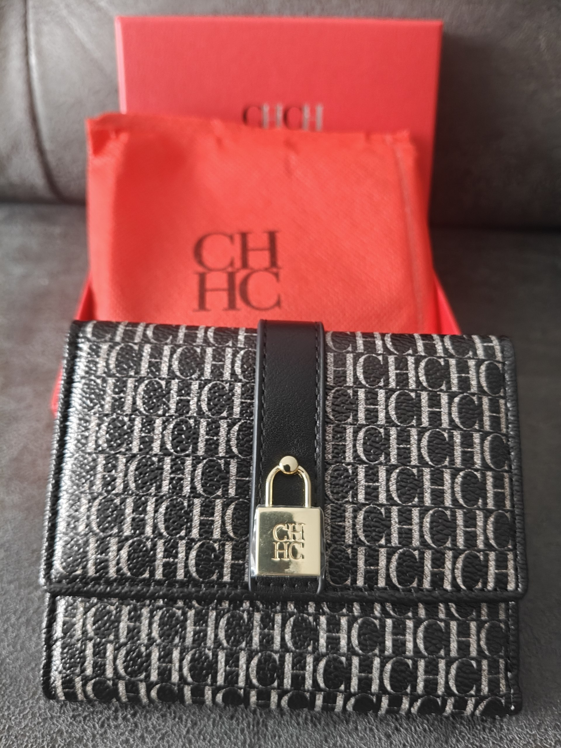 Y mi nueva cartera de CH. No me pueda gustar más 😍. Tiene buena capacidad y ocupa poco. Con su bolsita y caja. Por 18.94€‼ ✨